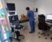 Veterinario realizando una ecocardiografía cardíaca a un perro