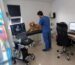 Veterinario realizando una ecocardiografía cardíaca a un perro